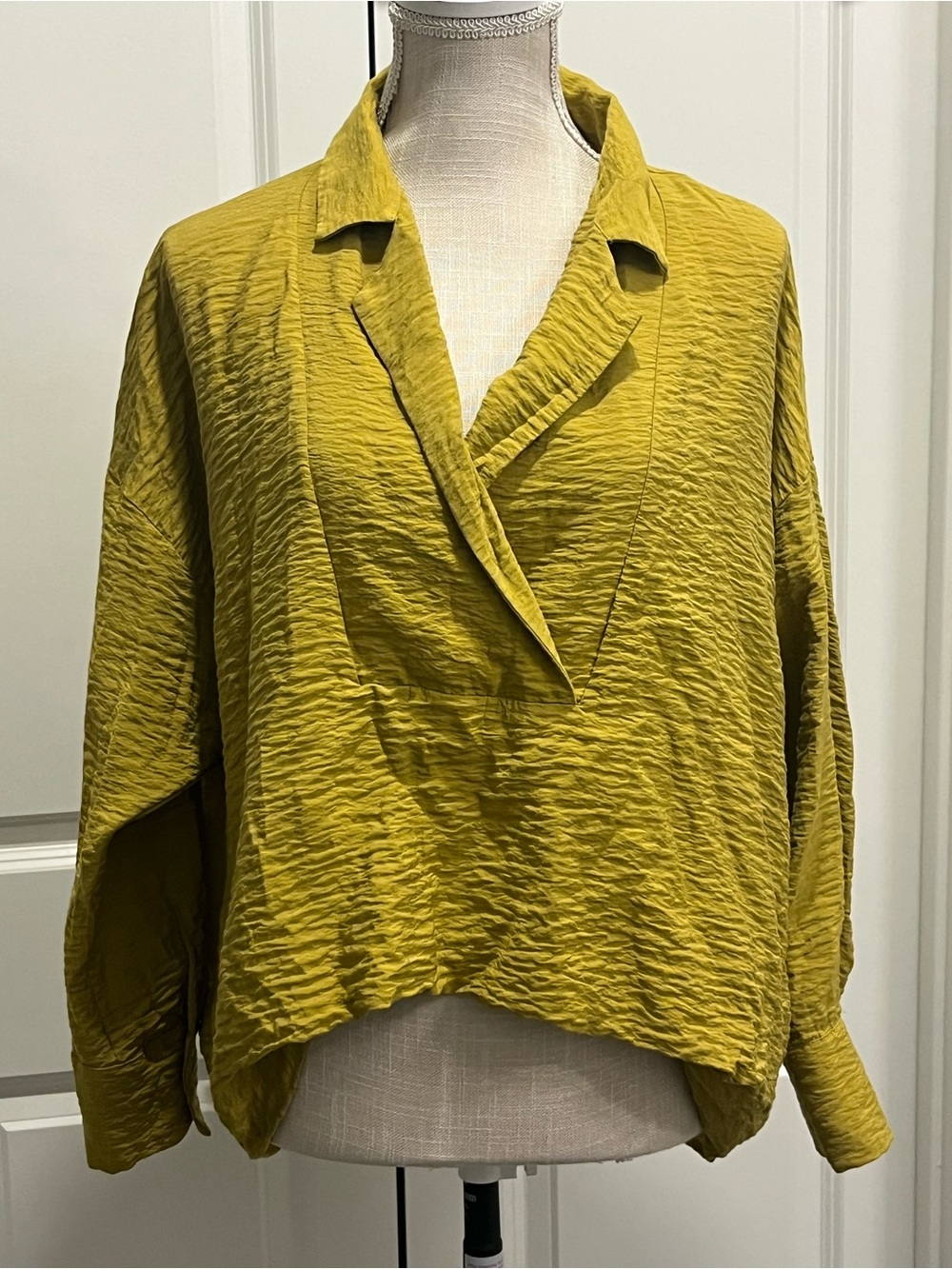 Anthropologie Chartreuse Crinkle V-Neck Long Sleeve Blouse Size Small Career